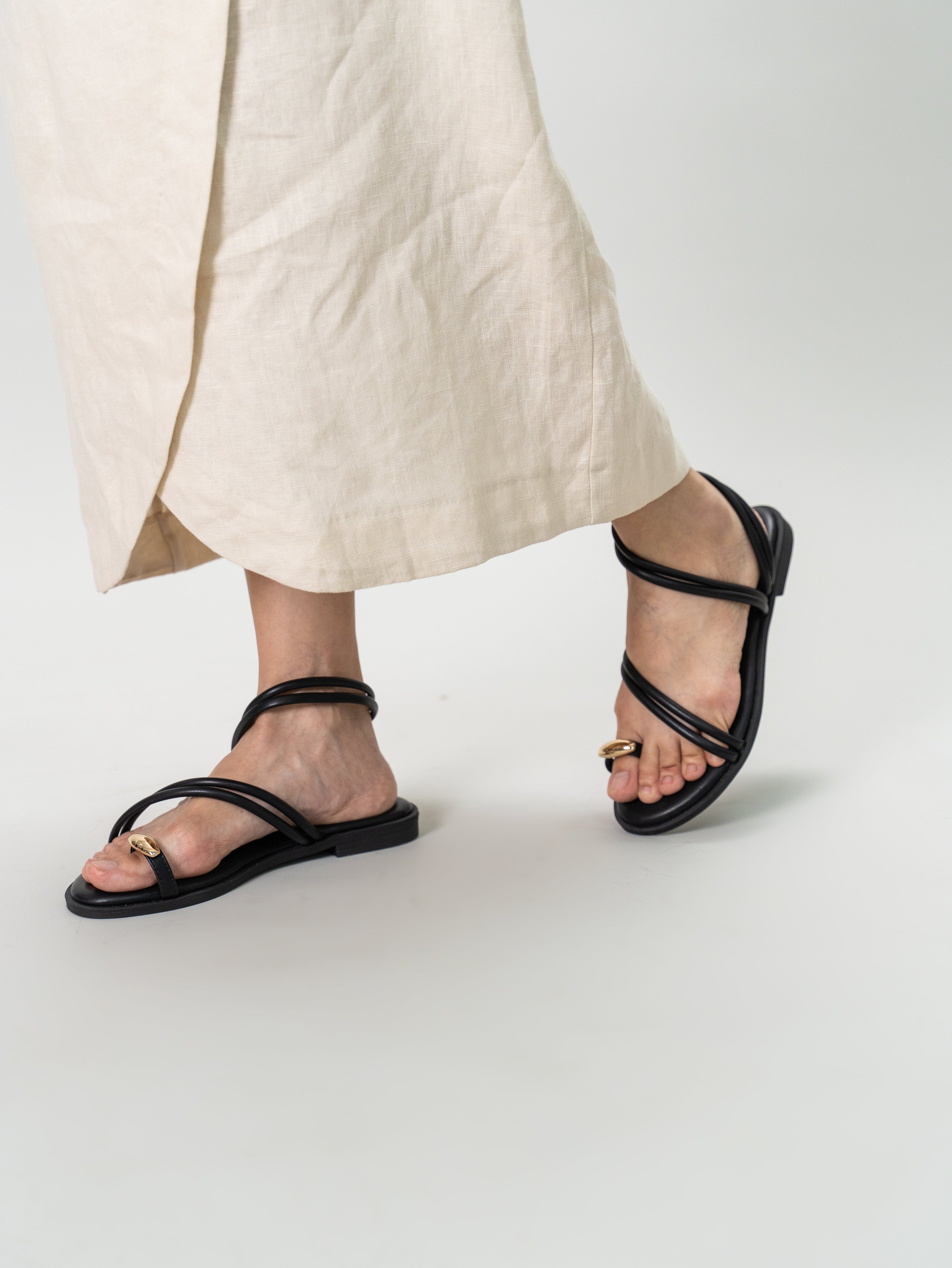 Ariana Strappy Toe Ring Sandals (Black)